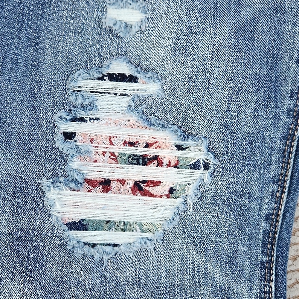 Like New 'The Skinny' Jeans From White House Black Market, Suze 6 - Picture 3 of 9